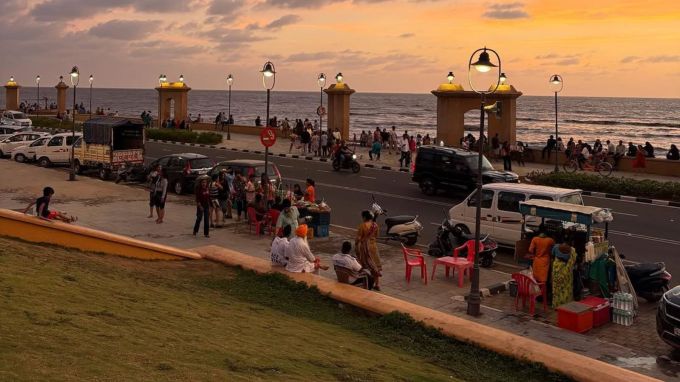 <strong>દમણ બીચ | Daman Beach</strong><br>દમણ સુંદર અને શાંત બીચ માટે પ્રખ્યાત છે. દમણનું ચક્રતીર્થ બીચ, દેવકા બીચ અને જામપોર બીચ પ્રવાસીઓમાં ફેવરિટ છે. અહીં પ્રવાસીઓ પેરાશુટ, બોટિંગ જેવી એડવેન્ચર એક્ટિવિટીનો આનંદ માણી શકે છે. દમણગંગા કિનારે આવેલો જેરોમ કિલ્લો, દમણ ગંગા નદી, મધુબન ડેમ, ઝીલ બાગમા સુંદર કુદરતી નજારો જોવા મળે છે. (Photo: Social Media)