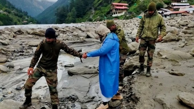 <strong>Uttarakhand Cloudburst News :</strong> મંગળવારે ઉત્તરકાશી જિલ્લાના ધરાલી ગામમાં વાદળ ફાટવાની ઘટના પછી પરિસ્થિતિ ખૂબ જ ગંભીર છે. ખીરગંગા નદીમાં અચાનક આવેલા પૂરના કારણે આ વિસ્તારમાં ભારે વિનાશ થયો છે. ઘણા ઘરો, હોટલો અને હોમ સ્ટે પાણીમાં તણાઇ ગયા છે. (Photo: ANI)