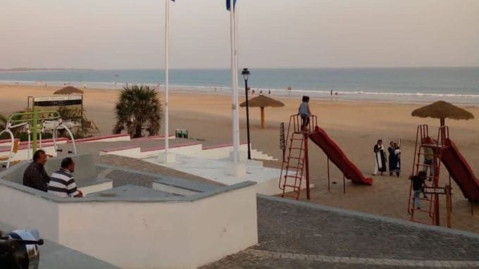 <strong>દીવ બીચ : Diu Beach</strong><br>દીવ ગુજરાતમાં સોમનાથ નજીક આવેલું સુંદર શહેર છે. સુંદર દરિયા કિનારે સૂર્યાસ્તનો નજારો યાદગાર બની રહે છે. દીવમાં ઘણી પ્રાચીન અને અંગ્રેજી કાળની ઐતિહાસિક ઇમારતો છે. દીવમાં નાગોઆ, ધોધલા બીચ અને જલંદર બીચ સૌથી વધુ પ્રખ્યાત છે. પ્રવાસીઓ પેરાસેલિંગ, સ્વિમિંગ અને સ્પીડ બોટ, સ્કુબા ડાઈવિંગ, બનાના બુટ જેવી અનેક રાઇડની મજા લઈ શકે છે. દીવમાં ડાયનોસોર મ્યુઝિયમ, સી સેલ મ્યુઝિયમ, સેન્ટ પોલ ચર્ચ, સેન્ટ થોમસ ચર્ચ, ગંગેશ્વર મહાદેવ, નાયડા કેવ ગુફા, દીવ કિલ્લો જોવાલાયક સ્થળો છે. (Photo: Social Media)