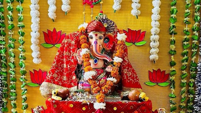 <br><strong>ઘર કે ઓફિસ માટે ગણેજીશી મૂર્તિ કેવી હોવી જોઇએ?</strong><br>જો કે ઘરે હોય કે ઓફિસ ગણેશજીની મૂર્તિ લાવતી વખતે અમુક બાબતોનું ધ્યાન રાખવું જરૂરી છે, તેનાથી ગણેશ પૂજાનું ફળ મળે છે. આથી ગણેશ ભગવાનની મૂર્તિ ખરીદતી વખતે આ 5 બાબત ધ્યાનમાં રાખવી જોઇએ. આવી ગણપતિદાદાની મૂર્તિ ઘરે લાવવી શુભ હોય છે. (Photo: Social Media)