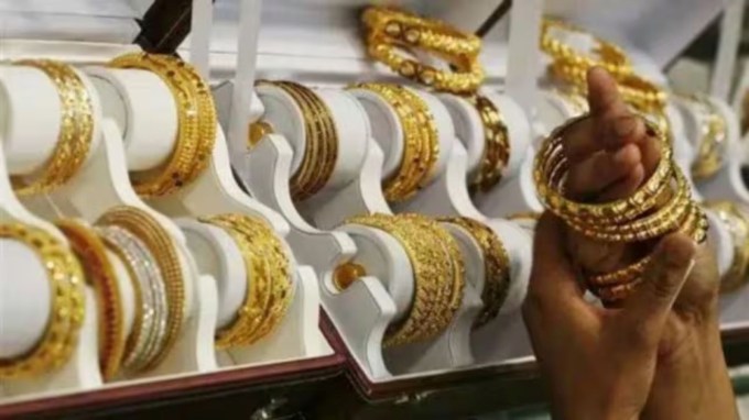 <strong>Avoid Wearing Gold: </strong>સોનું દરેક વ્યક્તિ માટે આકર્ષણનું કેન્દ્ર રહ્યું છે. તેને ફક્ત એક સુંદર આભૂષણ જ માનવામાં આવતું નથી, પરંતુ ધાર્મિક અને જ્યોતિષીય દ્રષ્ટિકોણથી પણ તેનું વિશેષ મહત્વ છે. હિન્દુ શાસ્ત્રોમાં સોનાનો સંબંધ ગુરુ બૃહસ્પતિ સાથે માનવામાં આવ્યો છે. (Photo Source: Indian Express)