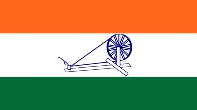 <strong>પાંચમો ધ્વજ (1931):</strong> આ ધ્વજ 1931માં ભારતીય રાષ્ટ્રીય કોંગ્રેસ દ્વારા સત્તાવાર રીતે અપનાવવામાં આવ્યો હતો. આ ધ્વજમાં લાલ રંગ દૂર કરવામાં આવ્યો હતો અને ઉપર કેસરી (નારંગી) રંગ મૂકવામાં આવ્યો હતો, નીચે લીલો રંગ મૂકવામાં આવ્યો હતો અને મધ્યમાં સફેદ રંગ મૂકવામાં આવ્યો હતો. ચરખાને સફેદ રંગમાં મૂકવામાં આવ્યો હતો. આ ધ્વજને મહાત્મા ગાંધી દ્વારા મંજૂરી આપવામાં આવી હતી અને તેનો ઉપયોગ ભારતીય રાષ્ટ્રીય સેના (INA) દ્વારા પણ કરવામાં આવ્યો હતો. આ ધ્વજને ભારતીય સ્વતંત્રતા સંગ્રામના મહત્વપૂર્ણ પ્રતીક તરીકે જોવામાં આવતો હતો. (Photo Source: Social Media)