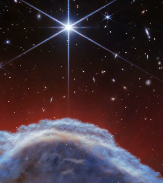 આ તસવીર અંતરિક્ષનો વધુ એક સુંદર નજારો દર્શાવે છે. ધૂળ અને ગેસના તોફાની મોજાઓમાંથી નીકળતો હોર્સહેડ નેબ્યુલા છે, જેને બર્નાર્ડ 33 તરીકે પણ ઓળખવામાં આવે છે, જે લગભગ 1,300 પ્રકાશ-વર્ષ દૂર સ્થિત છે. NASA/ESA/CSA જેમ્સ વેબ સ્પેસ ટેલિસ્કોપે આપણા આકાશમાં સૌથી વિશિષ્ટ પદાર્થોમાંથી એક, હોર્સહેડ નેબ્યુલાની અત્યાર સુધીની સૌથી તીક્ષ્ણ ઇન્ફ્રારેડ છબીઓ કેપ્ચર કરી છે. વેબનો નવો દૃશ્ય નિહારિકાના વિશિષ્ટ ધૂળ અને ગેસ માળખાના ટોચના પ્રકાશિત ધાર પર ધ્યાન કેન્દ્રિત કરે છે. (ફોટો સ્ત્રોત: Nasa)