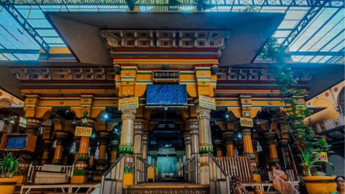 દ્વારકાધીશ મંદિર : મથુરાના સૌથી પ્રખ્યાત મંદિર દ્વારકાધીશ મંદિર છે, જ્યાં શ્રી કૃષ્ણની રાજવી રૂપમાં પૂજા કરવામાં આવે છે. અહીં આરતી અને ઝૂલાનો ઉત્સવ ખૂબ જ પ્રખ્યાત છે. આ મંદિર 1814માં ગ્વાલિયર રાજ્યના ખજાનચી શેઠ ગોકુલદાસ પરીખ દ્વારા બનાવવામાં આવ્યું હતું અને ગ્વાલિયરના મહારાજા શ્રીમંત લતરાવ સિંધિયાએ મંદિર માટે મંજૂરી અને દાન આપ્યું હતું.(photo-Social media)