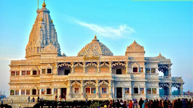 તમે અહીં કેવી રીતે પહોંચી શકો છો? ઘણા શહેરોમાંથી મથુરા માટે બસ અથવા ટ્રેન સેવા ઉપલબ્ધ છે. તમે અમદાવાદથી ખાનગી બસ કે ટ્રેન દ્વારા મથુરા જઈ શકો છો, આ બધા ઉપરાંત તમે જાતે વાહન ચલાવીને પણ ત્યાં જઈ શકો છો. મથુરા પહોંચ્યા પછી, તમે નજીકના બધા મંદિરોના દર્શન માટે ઓટો રિક્ષા અથવા ટેક્સી બુક કરી શકો છો.(photo-Social media)