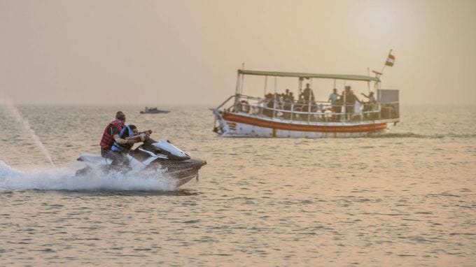 <strong>માંડવી બીચ : Mandavi Beach</strong><br>માંડવી બીચ ગુજરાતના કચ્છમાં છેવાડે આવેલો સોનેરી ભૂરી રેતીનો પટ છે. માંડવીમાં દરિયા કિનારે ફરવાની મજા સાથે પ્રવાસઓ માંડવી શહેરના ઇતિહાસને જાણવાનો અદભુત અનુભવ કરી શકાય છે. (Photo: Gujarat Tourism)