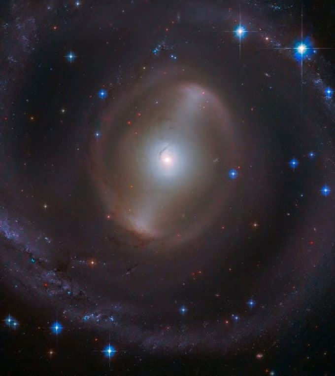 આ તસવીર નાસા દ્વારા ક્લિક કરાયેલ દૂધ ગંગાનો અનોખો નજારો બતાવે છે. NASA/ESA હબલ સ્પેસ ટેલિસ્કોપ દ્વારા લેવામાં આવેલી આ છબીમાં, NGC 2217 (જેને AM 0619-271 તરીકે પણ ઓળખવામાં આવે છે) નો ભવ્ય કેન્દ્રીય પટ્ટો કેનિસ મેજર (ધ ગ્રેટર ડોગ) ના નક્ષત્રમાં તેજસ્વી રીતે ચમકે છે. પૃથ્વીથી આશરે 65 મિલિયન પ્રકાશ-વર્ષ દૂર, આ અવરોધિત સર્પાકાર ગેલેક્સી 100,000 પ્રકાશ-વર્ષ પહોળાઈ સાથે આપણા આકાશગંગાના કદ સમાન છે. (ફોટો સ્ત્રોત: Nasa)