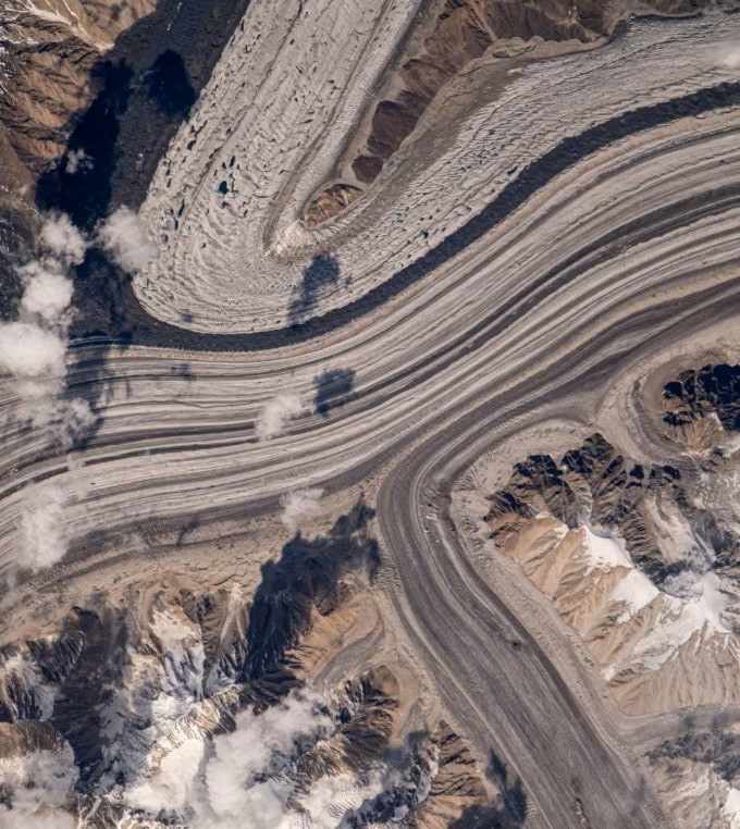 મહાનગરીય વિસ્તારમાંથી પસાર થતા હાઇવે જેવા દેખાતા આ રસ્તાઓ વાસ્તવમાં રસ્તા નથી. પરંતુ હિમાલયની ઉત્તરે કારાકોરમ પર્વતમાળામાંથી પસાર થતી હિમનદીઓની શ્રેણી છે. આ ફોટોગ્રાફ આંતરરાષ્ટ્રીય અવકાશ મથક પરથી 263 માઇલ ઉપર ભ્રમણકક્ષામાં ફરતી વખતે લેવામાં આવ્યો હતો. (ફોટો સ્ત્રોત: Nasa)