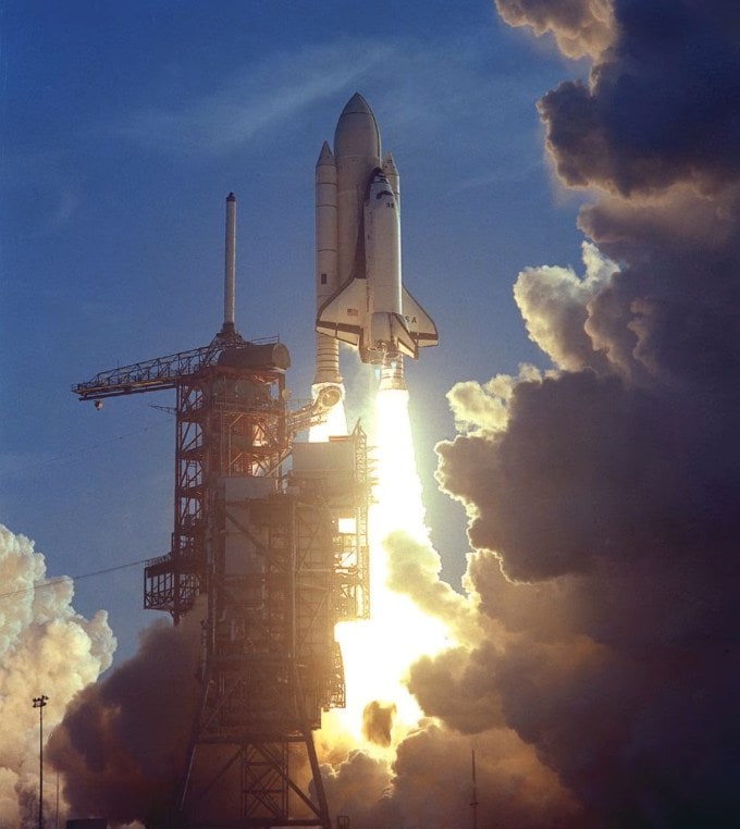 12 એપ્રિલ, 1981 ના રોજ અવકાશ ઉડાનમાં નવા યુગની શરૂઆત થઈ. તે સમયે પ્રથમ સ્પેસ શટલ મિશન (STS-1) લોન્ચ કરવામાં આવ્યું હતું. માર્શલ સ્પેસ ફ્લાઇટ સેન્ટરે સ્પેસ શટલ માટે પ્રોપલ્શન સિસ્ટમ વિકસાવી હતી. આ ફોટોગ્રાફમાં બે અવકાશયાત્રીઓ, જોન યંગ અને રોબર્ટ ક્રિપેન સાથે સ્પેસ શટલ ઓર્બિટર કોલંબિયાના લોન્ચને દર્શાવવામાં આવ્યું છે. (ફોટો સ્ત્રોત: Nasa)