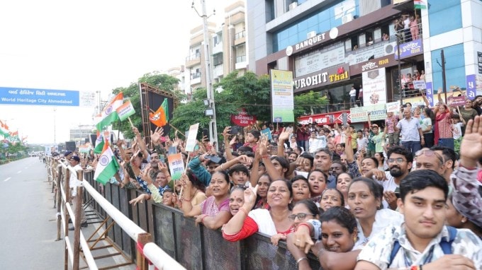 તમને જણાવી દઈએ કે, પીએમ મોદીના બે દિવસના ગુજરાત પ્રવાસ દરમિયાન, પીએમ મોદી પ્રધાનમંત્રી આવાસ યોજના હેઠળ બનેલા ઘરોનું ઉદ્ઘાટન કરશે અને 5,477 કરોડ રૂપિયાના અનેક પ્રોજેક્ટ્સનો શિલાન્યાસ કરશે. (તસવીર: સોશિયલ મીડિયા)