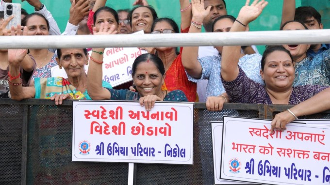 પીએમ મોદીના આગમન પહેલાથી જ લોકો રોડની બાજૂમાં ઉભા રહી ગયા હતા અને હાથમાં બેનર લઈ તેમની રાહ જોઈ રહ્યા હતા. પીએમ મોદી જ્યારે રોડ શો શરૂ થયો ત્યારે લોકો મોદી-મોદીના નારા લગાવ્યા હતા.  (તસવીર: સોશિયલ મીડિયા)