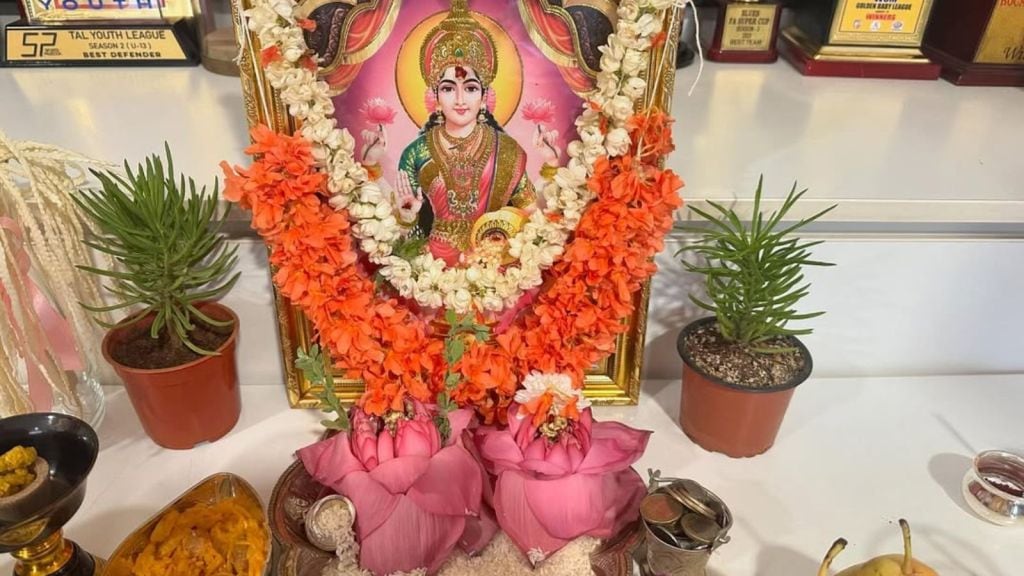 Vastu Tips: ઘરના મંદિરમાં ભગવાનને અર્પણ કરેલા હાર ફુલ ક્યારે ઉપાડવા જોઇએ? જાણો વાસ્તુ શાસ્ત્રનો નિયમ