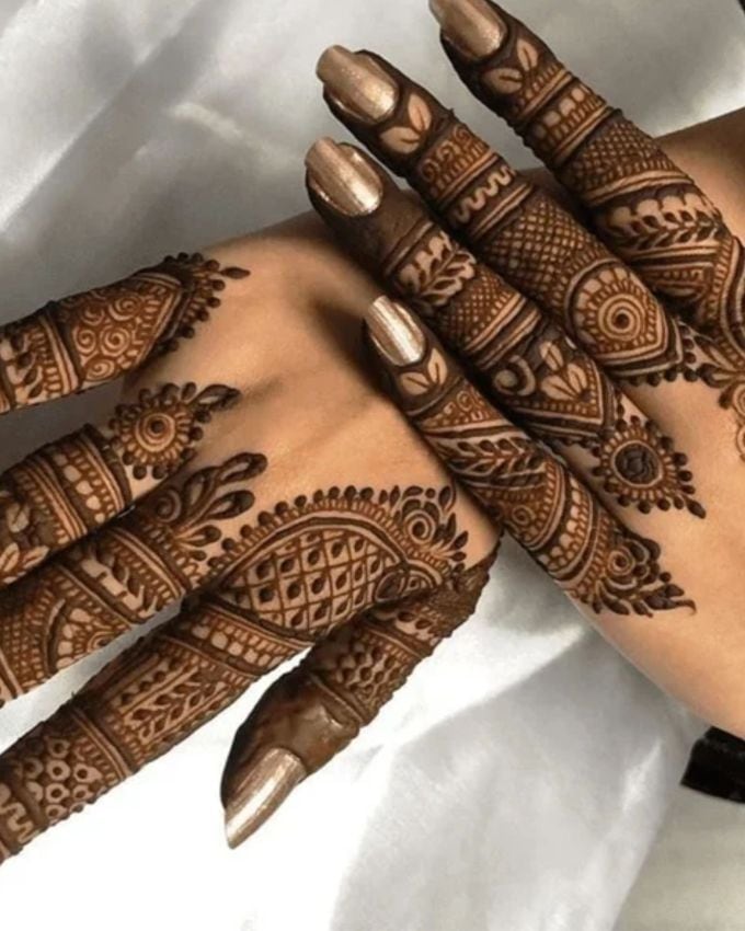 ફ્લોરલ વાઈન, મંડલા સ્ટાઇલ અને ફિંગર ટીપ મહેંદી જેવી સ્ટાઇલ ફક્ત સુંદર જ નથી લાગતી, પણ તેને લગાવવામાં પણ વધુ સમય લાગતો નથી.