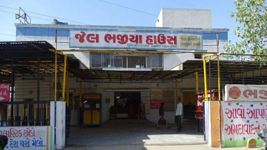 અમદાવાદના અનોખા નાસ્તાના દુકાનદારની ગુપ્ત રેસીપી અંગે, ભજીયાની વાર્તા, કેદીઓ, સાબરમતી જેલની વાર્તા, પરમારે જણાવ્યું હતું કે, “અમારી પાસે એક નિશ્ચિત સ્કેલ છે જેના પર ભજિયા બનાવવામાં આવે છે. કુશળ કેદીઓને ભજીયા બનાવવામાં આવે છે, અને અન્ય કેદીઓ પણ ભજિયામાં તાલીમબદ્ધ છે.” . આ રીતે, ભજિયા હાઉસનો જન્મ થયો. સાબરમતી સેન્ટ્રલ જેલ ફેક્ટરી મેનેજર અરવિંદ પાર્મર, જેમના હાથ ભજિયાના મકાનમાં આવ્યા હતા, તેમણે કહ્યું હતું કે, “1997 માં, જેલના અધિકારીઓએ આરટીઓ સર્કલ નજીક જેલના કેદીમાં સ્થળ ફાળવ્યું હતું અને વેચવાનું શરૂ કર્યું હતું. તે સમયે જેલના ડિરેક્ટર જનરલ હતા. સારો પ્રતિસાદ, તેથી અમે 8-10 કેદીઓને દુકાનમાં રાખવાનું શરૂ કર્યું. કુશળ કેદીઓ ભજિયા બનાવે છે, અને તેમના હેઠળ અન્ય કેદીઓને ભજિયા બનાવતા પહેલા પણ તાલીમ આપવામાં આવે છે. અમે ઉપયોગમાં લીધેલા ઘટકોની ગુણવત્તાની અમે તીવ્ર કાળજી લઈએ છીએ. ફૂડ એન્ડ ડ્રગ્સ વિભાગના અધિકારીઓ નિયમિતપણે દુકાનની મુલાકાત લે છે અને આજની તારીખમાં કોઈ ગુણવત્તાની ફરિયાદ નથી. જેલના અધિકારીઓએ બિલ્ડિંગમાં એક ઓરડો પણ ખોલ્યો હતો જ્યાં વિવિધ જેલના ઉત્પાદનો પણ વેચાયા હતા. અને હવે તેને તોડી પાડવામાં આવી છે અને ભજિયાના ઘરના વારસો દેખાવ સાથે નવી ઇમારત બનાવવામાં આવી રહી છે. ભેજિયાના વેચાણને નવીનીકરણવાળી ઇમારત તૈયાર ન થાય ત્યાં સુધી અસ્થાયીરૂપે સાબરમતી સેન્ટ્રલ જેલમાં ખસેડવામાં આવી છે. કોહલી-ડિવિલિયર્સ સાથે વાત કરનાર છત્તીસગ garh ના એક છોકરામાં ત્રણ માળની ઇમારત, જેલનું પ્રદર્શન એકમ અને રેસ્ટોરન્ટ હશે. ભેજિયા વાઇબ્રેન્ટ ગુજરાત કાર્યક્રમની જેમ ભજિયા વેચવા માટે કેદીઓ કાર્તિક પૂર્ણિમા મેળા પર જાય છે. તિલક, કસ્તુરબા ગાંધી, મહાદેવભાઇ દેસાઇ, ઝવેરચંદ મેઘાની દ્વારા પણ વાંચો મોરે ફોલોમાં સ્ટાફ તરીકે રાખવામાં આવશે.