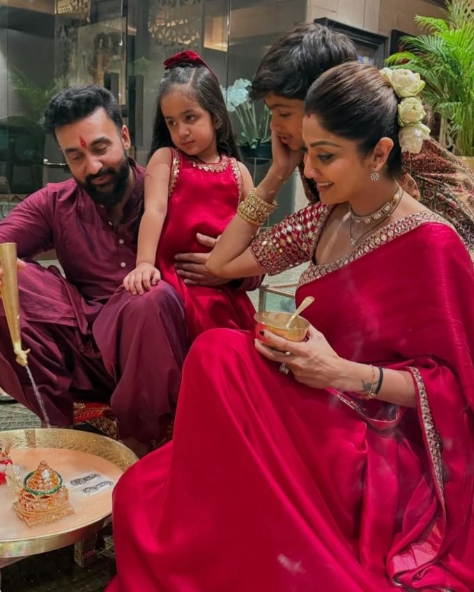 કુન્દ્રાએ કહ્યું કે, તેણે પોતાના માતા-પિતાને મુંબઈમાં રહેવા માટે મનાવવાનો પણ પ્રયાસ કર્યો, પરંતુ જ્યાં સુધી તેઓ શારીરિક રીતે સ્વતંત્ર હોય ત્યાં સુધી તેઓ યુકેમાં રહેવાનું પસંદ કરતા હતા કારણ કે તેમના સમગ્ર ફ્રેન્ડ્સ સર્કલ ત્યાં હતા. તે કહે છે "તેઓ 55 વર્ષથી ત્યાં છે. તેથી તેઓ હવે ફક્ત દિવાળી અને ક્રિસમસ જેવા તહેવારો માટે જ ભારતની મુલાકાત લે છે . પરંતુ જ્યારે પણ તેઓ સ્થળાંતર કરવાનું વિચારે છે ત્યારે મારા દરવાજા તેમના માટે હંમેશા ખુલ્લા છે.'