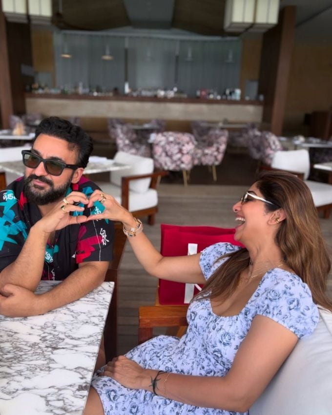 રાજ કુન્દ્રાએ કહ્યું "તે દોઢ વર્ષ સુધી શૂટિંગ કરી રહી હતી. મને કંટાળો આવતો હતો. તે સમયે, એવું કહેવામાં આવતું હતું કે લગ્ન કર્યા પછી હિરોઈનનું ફિલ્મોમાં કરિયર સમાપ્ત થઈ જાય છે. કદાચ હવે પરિસ્થિતિ બદલાઈ ગઈ છે. તેથી મેં તેને કહ્યું કે નિર્માતા કે દિગ્દર્શકને પૂછો કે ફિલ્મ સાકાર થશે કે નહીં કારણ કે નહીં તો હું પાછો જઈશ (તે હસે છે).'