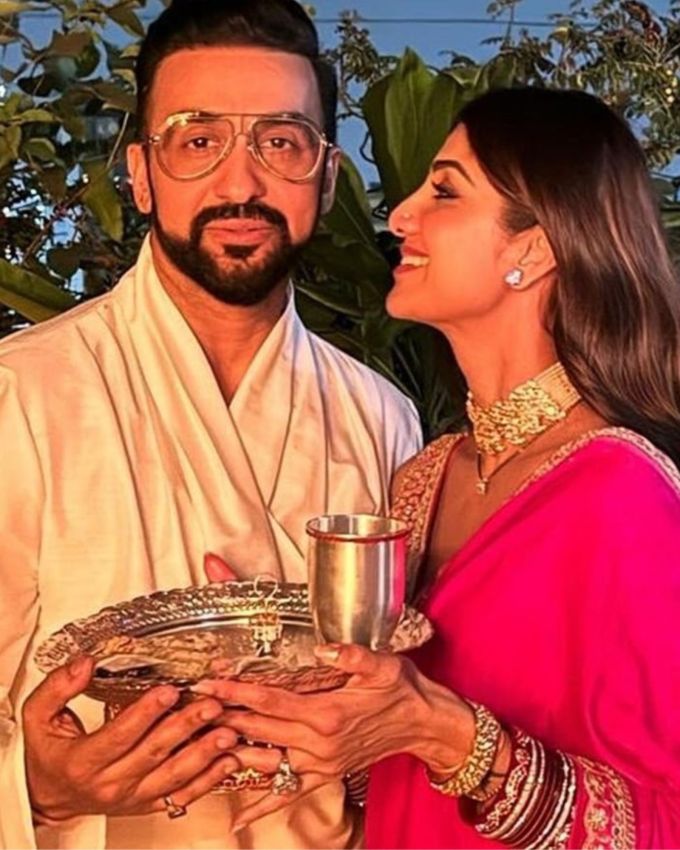 <strong>રાજ કુન્દ્રા જન્મ :</strong> રાજ કુન્દ્રાનો જન્મ અને ઉછેર લંડનમાં તેના માતાપિતા દ્વારા થયો હતો, જેઓ પંજાબના હતા. કુન્દ્રા દુબઈ ગયા અને 2007 માં ત્યાં પોતાનો વ્યવસાય શરૂ કર્યો. તે સમયે તેમની મુલાકાત યુકેમાં શિલ્પા શેટ્ટી સાથે થઈ હતી. ત્યારે શિલ્પાએ લોકપ્રિય રિયાલિટી શો, બિગ બ્રધર સીઝન 5 જીતી હતી. ત્યાંના તેના મેનેજર કુન્દ્રાના નજીકના મિત્ર હતા.