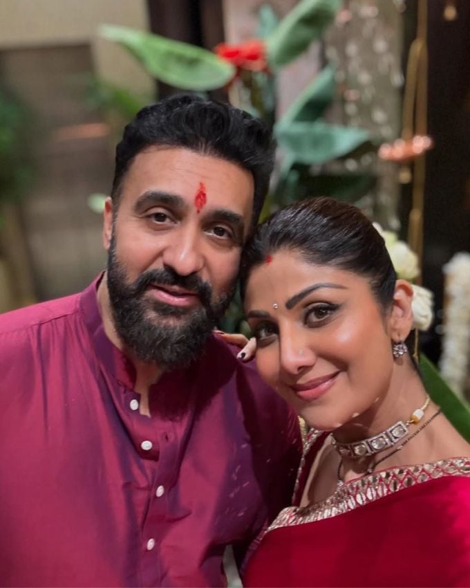 શેટ્ટીને સ્પષ્ટ હતું કે તે ભારતમાં રહીને લગ્ન કરવા માંગે છે, તેથી કુન્દ્રા, જેની પાસે ભારતમાં કોઈ મિલકત નથી, તેમણે એક જાણીતા રિયલ એસ્ટેટ એજન્ટને ફોન કર્યો હતો. તેમણે કુન્દ્રાને જાણ કરી કે તેઓ મુંબઈના જુહુમાં અમિતાભ બચ્ચનના બંગલા જલસાની સામે સાત માળનું એપાર્ટમેન્ટ બનાવી રહ્યા છે. તેથી રાજે ફ્લેટની તપાસ કર્યા વિના તરત જ સાતમો માળ ખરીદી લીધો હતો.