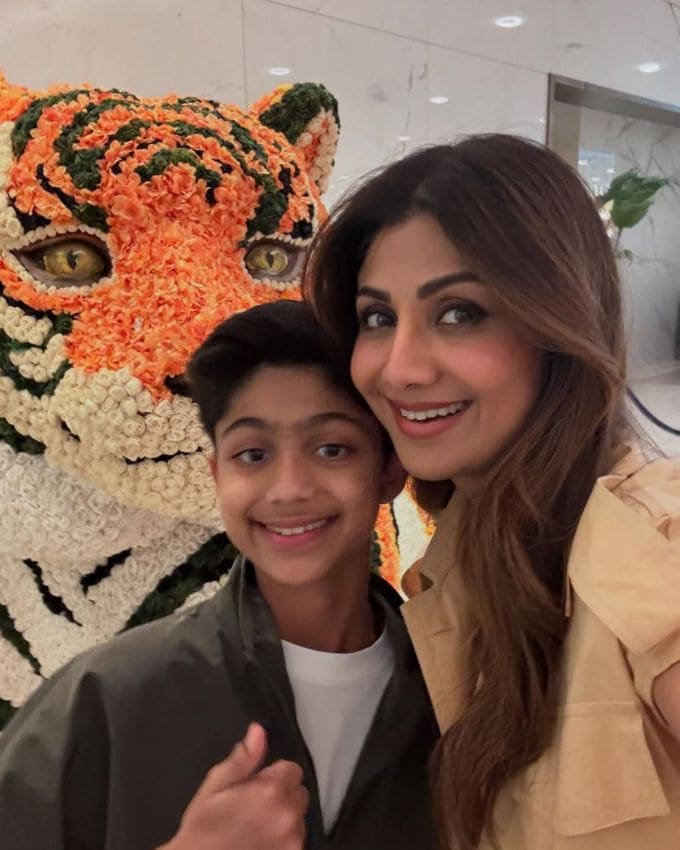 શિલ્પાના પપ્પા સુરિન્દર શેટ્ટીના અવસાન પછી તેની માતા સુનંદા શેટ્ટી પણ તેની અને કુન્દ્રા સાથે રહે છે.  કુન્દ્રાએ ઉમેર્યું કે "મારા સસરાના અવસાન પછી, મેં મારા સાસુને અમારી સાથે રહેવા કહ્યું હતું. ઘરમાં પૂરતી જગ્યા હતી તેથી તેમને કોઈ પણ બાબતની ચિંતા કરવાની જરૂર નહોતી.' શિલ્પા અને રાજ કુન્દ્રાને બે બાળકો પણ છે - પુત્ર વિઆન અને પુત્રી સમીશા.