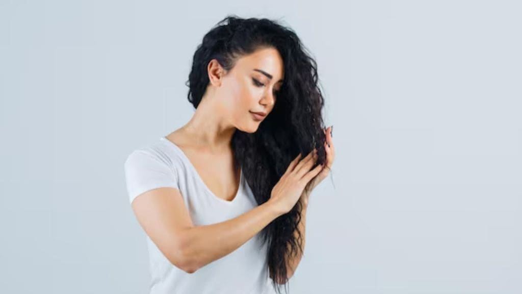 Hair Care Tips | વાળ ખરવાની સમસ્યા વધી રહી છે? આ ઘરે બનાવેલ તેલ થોડાજ દિવસમાં વાળ મજબૂત અને ચમકદાર બનાવશે!