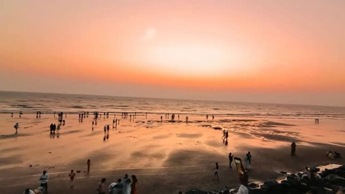 <strong>તિથલ બીચ અને ડુમસ બીચ : Tithal Beach And Dumas Beach</strong><br>ડુમસ બીચ સુરતનું પ્રખ્યાત પ્રવાસ સ્થળ છે. તો તિથલ બીચ વલસાડમાં આવેલું છે. બંને બીચ વચ્ચે 100 કિમીનું અંતર છે. તમે એક ટ્રીપમાં સુરતના ડુમસ બીચ અને વલસાડના તિથલ બીચની મુલાકાત લઇ શકો છો. શાંત અને સ્વચ્છ દરિયા કિનારે શહેરના ઘોંઘાટથી દૂર પ્રવાસીઓ શાંતિનો અનુભવ કરે છે. (Photo: Social Media)