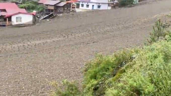 ઉત્તરકાશીની ઘટના પર પીએમ મોદીએ લખ્યું કે ઉત્તરકાશીના ધરાલીમાં આ દુર્ઘટનાથી પ્રભાવિત લોકો પ્રત્યે હું પોતાની સંવેદના વ્યક્ત કરું છું. આ સાથે હું તમામ પીડિતોની કુશળતા માટે પ્રાર્થના કરું છું. મુખ્યમંત્રી પુષ્કર ધામીજી સાથે વાત કરીને પરિસ્થિતિ વિશે માહિતી મેળવી છે. રાહત અને બચાવ ટીમો રાજ્ય સરકારની દેખરેખ હેઠળ શક્ય તેટલા પ્રયાસો કરી રહી છે. લોકોને મદદ કરવામાં કોઈ કસર છોડવામાં આવી રહી નથી.(તસવીર - સોશિયલ મીડિયા)