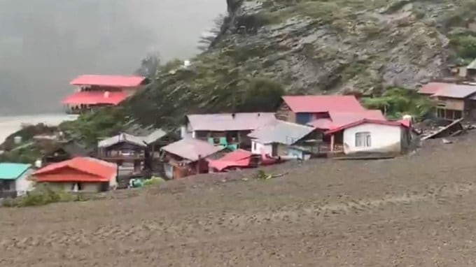 હર્ષિલમાં ભારતીય સૈન્ય કેમ્પથી લગભગ 4 કિમી દૂર ધરાલી ગામ નજીક ભૂસ્ખલન બાદ ભારતીય સૈન્યના જવાનો બચાવ કાર્યમાં લાગી ગયા છે. અત્યાર સુધીમાં 15-20 લોકોને સફળતાપૂર્વક બહાર કાઢવામાં આવ્યા છે અને ઘાયલોને હર્ષિલ સ્થિત ભારતીય સેનાના તબીબી કેન્દ્રમાં તાત્કાલિક સારવાર આપવામાં આવી રહી છે. શોધ અને બચાવ કામગીરી ચાલુ છે.(તસવીર - સોશિયલ મીડિયા)