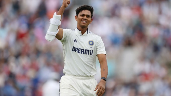 <strong>Ind vs Eng 5th Test, Yashasvi Jaiswal record </strong>: ઈંગ્લેન્ડ સામેની 5મી ટેસ્ટમાં ભારતની બીજી ઈનિંગમાં ઓપનર યશસ્વી જયસ્વાલે શનિવારે લંડનના ઓવલ સ્ટેડિયમમાં શાનદાર સદી ફટકારી હતી. જયસ્વાલની સદીની મદદથી ભારત મજબૂત સ્થિતિમાં છે. 23 વર્ષીય ખેલાડીએ પાંચ ટેસ્ટ મેચની ટેસ્ટ શ્રેણીમાં પોતાની બીજી સદી ફટકારી હતી. આ પહેલા તેણે પ્રથમ ટેસ્ટની પ્રથમ ઇનિંગમાં સદી ફટકારી હતી. (તસવીર - બીસીસીઆઈ ટ્વિટર)