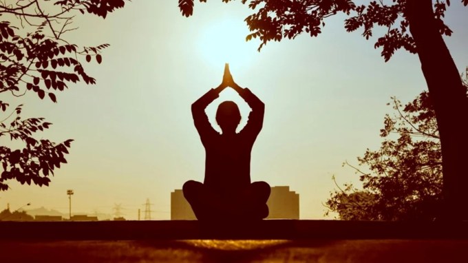 <strong>યોગ (Yoga)</strong><br>યોગનો ઉદ્ભવ લગભગ 5000 વર્ષ પહેલાં સિંધુ-સરસ્વતી સભ્યતામાં થયો હતો. તે ફક્ત શારીરિક મુદ્રાઓનો અભ્યાસ જ નથી પરંતુ માનસિક શાંતિ અને આધ્યાત્મિક શિસ્તનું માધ્યમ પણ છે. (Photo Source: Pexels)