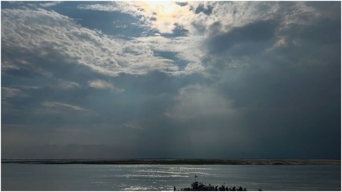 કોલકાતાથી આવતા પ્રવાસીઓ ગંગા નદીના સાહેબગંજ થઈને કહલગાંવ પહોંચે છે. બીજી બાજુ નવગછિયા તેંતંગા છે, જ્યાંથી લોકો બોટ, ટ્રેન અને વાહનો દ્વારા ભાગલપુર પહોંચે છે. વિદેશથી પ્રવાસીઓ બંગાળ બાજુથી ક્રુઝ અથવા જહાજ દ્વારા અને ગંગા નદીથી ટ્રેન દ્વારા અહીં પહોંચે છે.(photo credit - Instagram @Bhagalpur_calling)