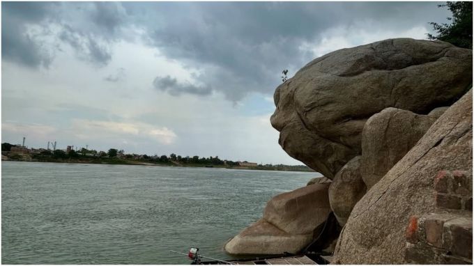 પહેલી ટેકરી શાંતિ બાબા પહાડ, બીજી બંગાળી બાબા પહાડ અને ત્રીજી પંજાબી બાબા પહાડ છે. આ ટેકરીઓને તેમના નામ પાછળથી મળ્યા, પહેલા તે બુદ્ધ આશ્રમ, તાપસ આશ્રમ અને નાનકશાહી આશ્રમ તરીકે ઓળખાતી હતી. આ 3 ટેકરીઓનો દેખાવ એટલો સારો છે કે પ્રવાસીઓ અહીં ખેંચાય છે.(photo credit - Instagram @Bhagalpur_calling)