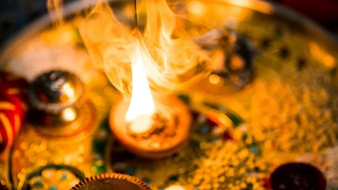 <strong>ધાર્મિક ફાયદા</strong><br><strong>નકારાત્મક ઉર્જાનો નાશ </strong>: માન્યતાઓ પ્રમાણે કપૂર સળગાવવાથી ઘરમાંથી નકારાત્મક શક્તિઓ અને દુષ્ટ આત્માઓ દૂર થાય છે. તેની સુગંધ વાતાવરણને સકારાત્મક બનાવે છે. (Photo Source: Pexels)