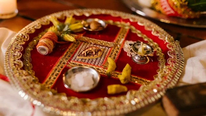 <strong>માતા લક્ષ્મીના આશીર્વાદ : </strong>કપૂરની સુગંધ ધનની દેવી દેવી લક્ષ્મીને પ્રિય છે. તેથી પૂજામાં કપૂર સળગાવવાથી નાણાકીય સંકટ દૂર થાય છે અને ઘરમાં ધન-ધાન્યમાં વધારો થાય છે. (Photo Source: Pexels)