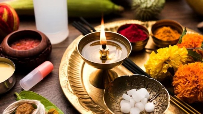 <strong>લવિંગ સાથે પ્રયોગ</strong> : જ્યોતિષ શાસ્ત્ર અનુસાર જો કપૂર સાથે 7-8 લવિંગ સળગાવીને તેનો ધુમાડો ઘરમાં ફેલાવવામાં આવે તો એવું માનવામાં આવે છે કે તેનાથી રોગો અને બીમારીઓ દૂર થાય છે. સતત 40 દિવસ સુધી આમ કરવાથી દેવા દૂર થાય છે અને બાકી રહેલા કામ પૂર્ણ થવા લાગે છે. (Photo Source: Pexels)