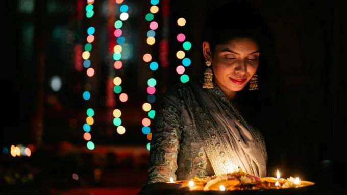 <strong>શુભ ફળ અને સ્વાસ્થ્યની પ્રાપ્તિ : </strong>સવાર અને સાંજની પ્રાર્થના પછી કપૂર અને લવિંગની આરતી કરવાથી ઘરમાં સુખ અને સમૃદ્ધિ આવે છે અને પરિવારના સભ્યો સ્વસ્થ રહે છે. (Photo Source: Pexels)