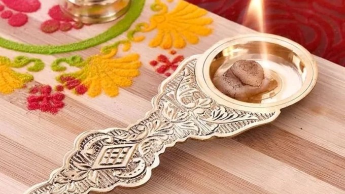 <strong>અન્ય ઘરેલું ફાયદા :</strong> કપૂરને પીસીને તેમાં લવંડર તેલ ઉમેરીને ઘરમાં સ્પ્રે કરવાથી વાતાવરણ સુગંધિત અને ફ્રેશ બને છે. કપૂરનું પાણી બનાવીને ફ્લોર સાફ કરવાથી પણ ઘરમાં સકારાત્મક ઉર્જા જળવાઈ રહે છે. કપૂર બાળવાથી મચ્છર અને કીડીઓ પણ દૂર રહે છે. (Photo Source: Freepik)