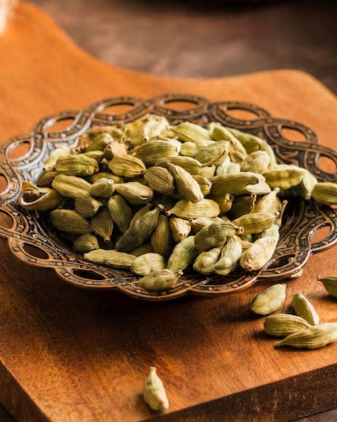 <strong>ઈલાયચીનું પાણી કેવી રીતે બનાવવું? </strong>સામગ્રીમાં 3 ઈલાયચી, 1 લિટર પાણી, 1 લીંબુનો રસ અને ખજૂર નો ઉપયોગ કરીને બનાવી શકો છો, તમે ઈલાયચી પીસી શકો છો. એક વાસણમાં પાણી ઉકાળો અને તેને ગેસ પર મૂકો. તેમાં ઈલાયચી પાવડર ઉમેરો. 10 થી 15 મિનિટ સુધી ઉકાળો. જ્યારે પાણીનો કલર બદલાય, ત્યારે ગેસ બંધ કરો. પાણી ગાળી લો. એક લીંબુનો રસ અને એક ચમચી ખજૂર પાણીમાં પલાળેલી અને છીણેલી ઉમેરો. સવારે વહેલા ઉઠીને આ પીવો. 