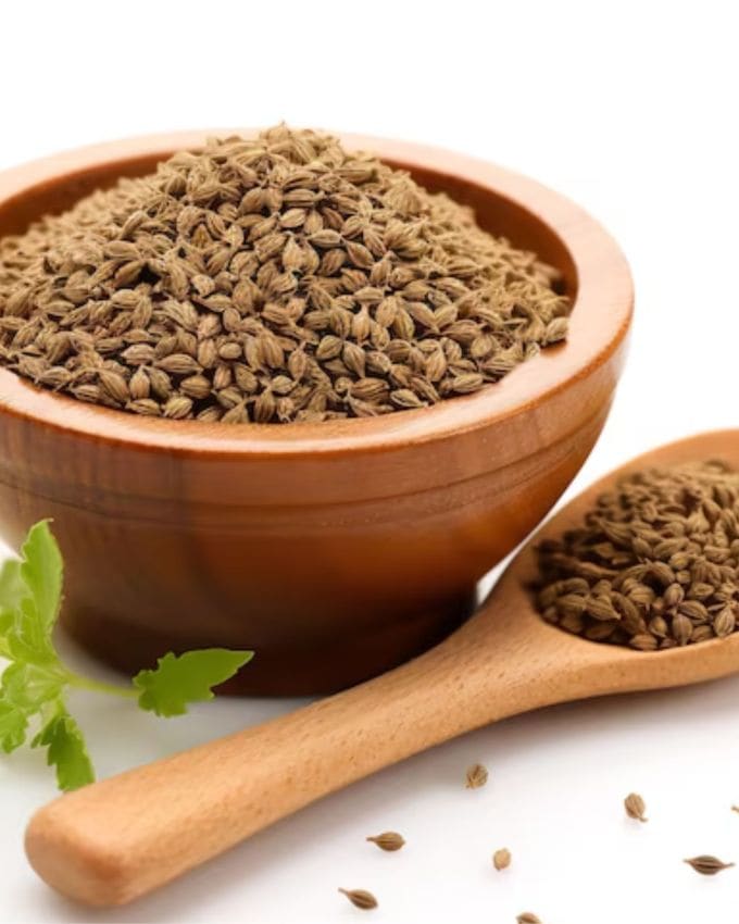 અજમો (Carom seeds) એક એવો મસાલો છે, જે દરેક રસોડામાં હાજર હોય છે. વરસાદની ઋતુમાં તેનું પાણી પીવાથી આપણે પાચન સમસ્યાઓ અને ચેપથી બચી શકીએ છીએ. વાસ્તવમાં અજમો એન્ટી-બેક્ટેરિયલ, એન્ટી-ફંગલ, એન્ટી-ઇન્ફ્લેમેટરી અને એન્ટી-ઓક્સિડન્ટ ગુણધર્મોથી ભરપૂર છે. તેથી ફક્ત ચેપ સામે લડવામાં જ મદદ કરતું નથી, પરંતુ શરીરને ડિટોક્સિફાય કરવામાં અને પાચન સુધારવામાં પણ મદદરૂપ સાબિત થાય છે. અહીં જાણો ચોમાસામાં અજમાનું  પાણી પીવાથી શું ફાયદા થશે?
