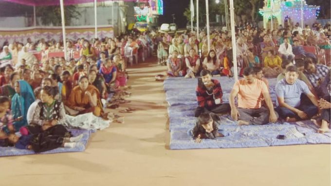 હવે તમે વિચારી રહ્યા હશો કે આ ગામના લોકો ચૂલો સળગાવ્યા વિના પોતાના પરિવારને કેવી રીતે ખવડાવે છે? તમને જણાવી દઈએ કે, આ ગામના લોકો એક રાત પણ ભૂખ્યા નથી સૂતા અને ખુશીથી પોતાનું જીવન જીવી રહ્યા છે. આ ગામ બીજે ક્યાંય નહીં, પણ ગુજરાતના મહેસાણા જિલ્લામાં આવેલું છે. ચાલો જાણીએ આ ગામની અનોખી પ્રથા વિશે.(photo-Social media)