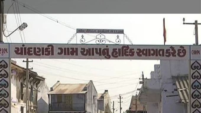 વાસ્તવમાં આ ગામની વસ્તી લગભગ 1000 લોકોની છે. આવી સ્થિતિમાં આ ગામના કેટલાક યુવાનો વિદેશમાં સ્થાયી થયા, જ્યારે કેટલાક નજીકના મોટા શહેરોમાં સ્થાયી થયા. તેથી, આ ગામમાં વૃદ્ધોની સંખ્યા મોટી છે અને વૃદ્ધોને અલગથી રસોઈ ન બનાવવી પડે તે માટે, ગામલોકોએ સાથે મળીને ભોજન રાંધવા અને સાથે ખાવાની પ્રથા શરૂ કરી, જે આજ સુધી ચાલુ છે.(photo-Social media)