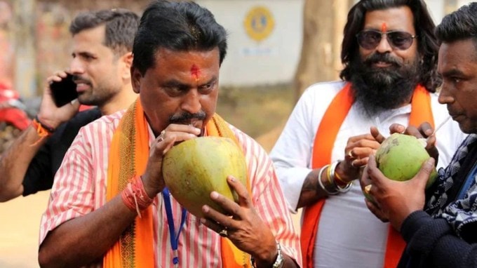 સ્વાસ્થ્ય માટે ફાયદાકારક : નારિયેળ સ્વાસ્થ્ય માટે પણ ખૂબ ફાયદાકારક છે. તેને મેગ્નેશિયમ અને સારી ચરબીનો ઉત્તમ સ્ત્રોત માનવામાં આવે છે. તે શરીરમાં ઉર્જાનું સ્તર વધારવા, બળતરા સામે લડવા અને મેંગેનીઝની ઉણપને દૂર કરવામાં ખૂબ ફાયદાકારક છે. (Photo: Indian Express)
