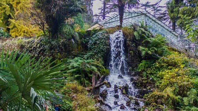 <strong>કંપની ગાર્ડન :</strong> કંપની ગાર્ડન બાળકો અને પરિવાર સાથે મુલાકાત લેવા માટે એક સંપૂર્ણ સ્થળ છે. અહીં રંગબેરંગી ફૂલો, બોટિંગનો આનંદ અને બાળકો માટે ઝૂલા છે. આ એક સારી મેન્ટેઇન કરાયેલ બગીચો છે, જ્યાં તમને પિકનિક મનાવવા અને આરામ કરવાની પુષ્કળ તક મળે છે.