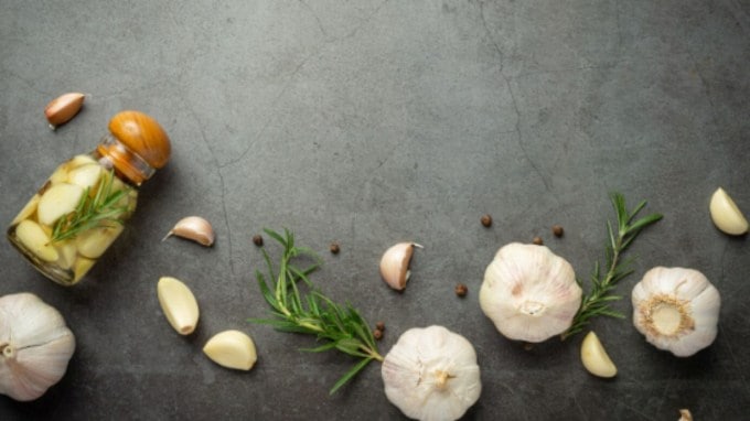 <strong>લસણ :</strong> લસણ દાંતની ઝણઝણાહટ માટે પણ ખૂબ અસરકારક સાબિત થઈ શકે છે. તે એન્ટીબેક્ટેરિયલ, એન્ટી-ઓક્સિડન્ટ અને એન્ટી ફંગલ ગુણધર્મોથી ભરપૂર છે જે દાંતના દુખાવા અને ઝણઝણાહટમાં ખૂબ ફાયદાકારક સાબિત થઈ શકે છે. લસણની બે-ત્રણ કળી ચાવવાથી આ સમસ્યામાં રાહત મળી શકે છે. (Photo: Freepik)