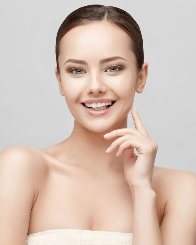 <strong>Glowing Skin Care Tips In Gujarati</strong> | ઈલાયચી (Cardamom) તેની સુગંધ અને સ્વાસ્થ્ય લાભો માટે જાણીતી છે. પરંતુ તેના ઉપયોગ માત્ર રસોઈ પૂરતા મર્યાદિત નથી. ઈલાયચીનું પાણી તેજસ્વી અને સુંદર સ્કિન માટે ખૂબ જ ફાયદાકારક છે.ભલે ઈલાયચી ખૂબ નાની હોય, પણ પાણીમાં ભેળવીને તે પીવાથી તે ઘણા લાભ પ્રદાન કરી શકે છે. ગરમ પાણીમાં ઈલાયચી પલાળી રાખો અને તેના ફાયદા જાણો.ગ્લોઈંગ સ્કિન માટે ઈલાયચી કેવી રીતે ફાયદાકારક છે તે વિશે અહીં જાણો