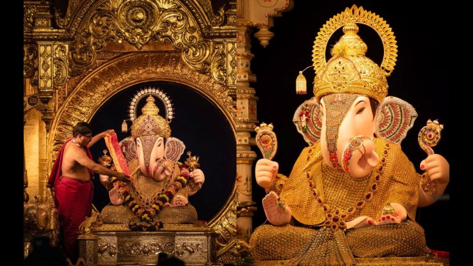 Ganesh Chaturthi 2025 Wishes in Gujarati: ગણેશ ચતુર્થી 27 ઓગસ્ટ એટલે કે બુધવારે ઉજવવામાં આવશે. તેને વિનાયક ચતુર્થી તરીકે પણ ઓળખવામાં આવે છે. આ તહેવાર દર વર્ષે ભાદરવા મહિનાના શુક્લ પક્ષની ચતુર્થી તિથિએ ઉજવવામાં આવે છે. ભક્તો બાપ્પાના દર્શનની આતુરતાથી રાહ જોતા હોય છે. ભક્તોમાં તેમને ઘરે લાવવા માટે હોડ લાગેલી હોય છે. આ દિવસે ભક્તો દરેક ઘર અને પંડાલમાં બાપ્પાની મૂર્તિ સ્થાપિત કરે છે. (તસવીર: Canva)
