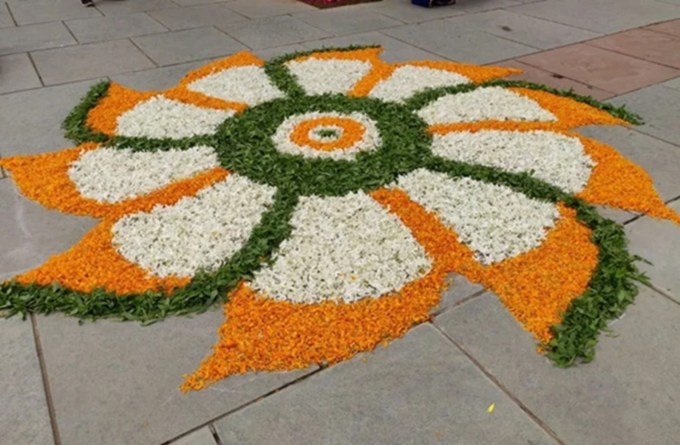 સ્વતંત્રતા દિવસ પર ઘર હોય, ઓફિસ હોય કે સ્કૂલ દેશભક્તિના રંગે રંગાયેલી રંગોળી બનાવવામાં આવે છે. (Photo Source: Pinterest)