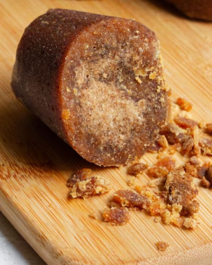 <strong>ગોળના ફાયદા </strong>: ગોળ માત્ર મીઠાશનો સ્ત્રોત જ નહીં પણ સ્વાસ્થ્યનો પણ સ્ત્રોત છે. તે પાચનતંત્રને મજબૂત બનાવે છે અને શરીરને ડિટોક્સિફાય કરવામાં મદદ કરે છે. બાળકોને ગોળ ખવડાવવાથી લોહીની ઉણપ દૂર થાય છે.