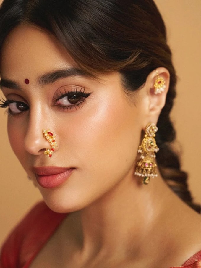 <strong>Janhvi Kapoor Marathi Look</strong> : બોલીવુડ અભિનેત્રી જાહ્નવી કપૂર આ દિવસોમાં તેની આગામી ફિલ્મ 'પરમ સુંદરી' માટે ચર્ચામાં છે. આ ફિલ્મ 29 ઓગસ્ટ 2025 ના રોજ રિલીઝ થઈ રહી છે. (Photo Source: @janhvikapoor/instagram)