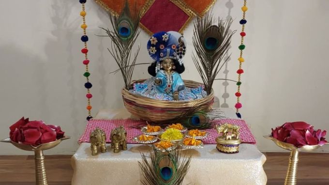 <strong>Janmashtami 2025 Date : </strong>જન્માષ્ટમી 2025 તારીખ<br>જન્માષ્ટમી એટલે ભગવાન કૃષ્ણનો જન્મ દિવસ. શ્રાવણ વદ આઠમ તિથિ પર રાતના 12 વાગે દેશભરમાં જન્માષ્ટમી ધામધૂમથી ઉજવાય છે. જન્માષ્ટમી પર ભગવાન કૃષ્ણની વિધિવત પુજા અર્ચના અને વ્રત ઉપવાસ કરવાથી પુણ્ય ફળ પ્રાપ્ત થયા છે. આ વખતે 16 ઓગસ્ટ, 2025 શનિવારના રોજ સમગ્ર ભારતમાં ભગવાન શ્રીકૃષ્ણનો જન્મોત્સવ ઉજવવામાં આવશે.(Photo: Freepik)