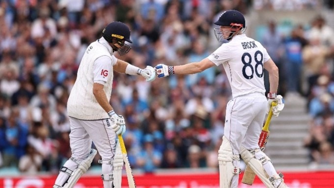 <strong>ટેસ્ટમાં સૌથી વધારે સદી ફટકાનાર પ્લેયર્સ</strong> : જો રૂટે ટેસ્ટ કારકિર્દીની 39મી સદી ફટકારી હતી. આ સાથે જ તેણે ટેસ્ટ ક્રિકેટમાં સૌથી વધુ સદી ફટકારવાના મામલે કુમાર સંગાકારા (38 સદી)ને પાછળ રાખી દીધો છે. આ યાદીમાં તેંડુલકર 51 સદી સાથે નંબર વન પર છે. જેક કાલિસ 45 સદી સાથે બીજા નંબર પર અને રિકી પોન્ટિંગ 41 સદી સાથે ત્રીજા નંબર પર છે. (તસવીર - સોશિયલ મીડિયા)